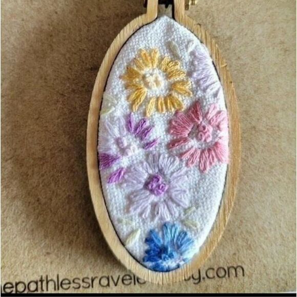 Embroidered daisy floral necklace A path less raveled cottagecore log dangle loo - Picture 1 of 5